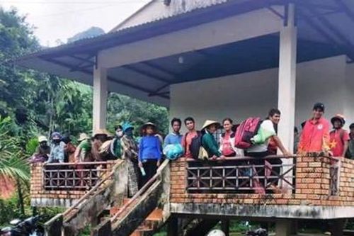 Hơn 200 người khăn gói rời làng tránh sạt lở
