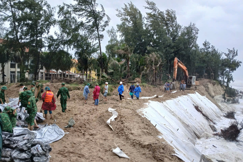 Bộ đội Biên phòng TP Đà Nẵng bảo vệ bờ biển trước sóng lớn