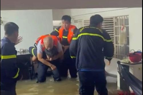 TPHCM: Triều cường dâng cao, Cảnh sát PCCC ứng cứu người dân Bình Quới – Thanh Đa trong đêm