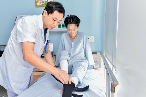 Phẫu thuật vi phẫu tái tạo xương chày thành công cho bệnh nhân viêm xương tủy mạn tính