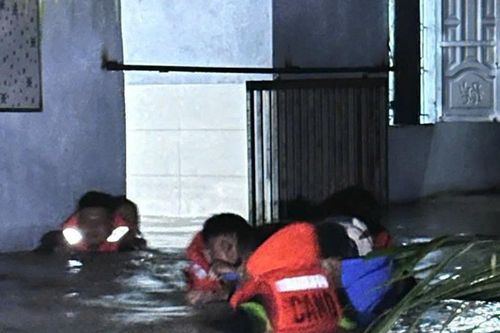 Giải cứu hơn 100 người mắc kẹt trong vùng ngập sâu gần 2m ở TP.HCM