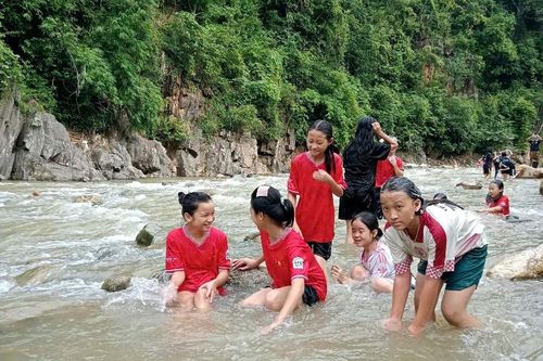 245 học sinh miền núi Thanh Hóa phải đi 1km ra suối tắm do thiếu nước sinh hoạt