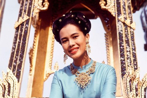 Dấu ấn rực rỡ trong cuộc đời Vương Thái hậu Sirikit