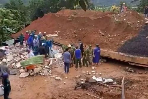 Tường nhà đang xây đổ sập vào nhà hàng xóm, hai cha con tử vong, 3 người bị thương