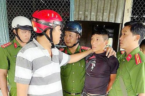 Thưởng 'nóng' Công an xã Óc Eo trong vụ bắt nhanh đối tượng cướp tiền, điện thoại