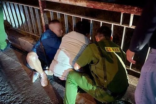 Hà Nội: Cảnh sát 113 kịp thời tước dao, khống chế nam thanh niên có ý định tự tử trên cầu Chương Dương