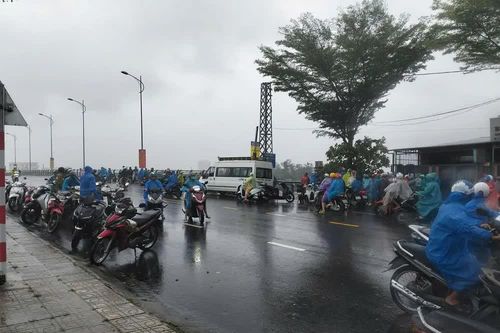 Tai nạn giao thông mới nhất 26/10/2025: gió mạnh cuốn người phụ nữ đi xe máy rơi xuống vực
