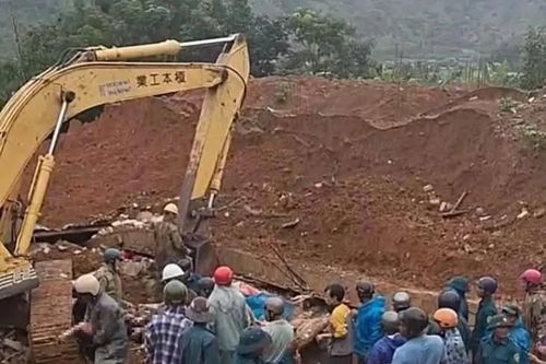 Đổ tường rào đè sập nhà hàng xóm khiến 2 người chết, 3 người bị thương