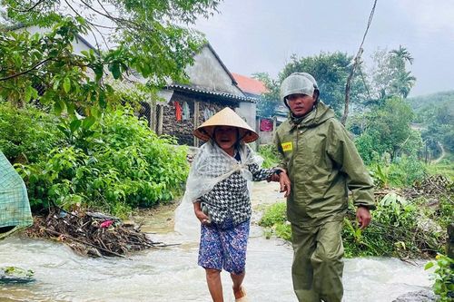 Di dời người dân ở khu vực Núi Gò Ui có nguy cơ sạt lở, đá lăn đến nơi an toàn
