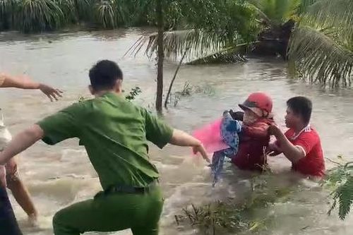 Lâm Đồng: Cứu người bán vé số giữa dòng nước xiết