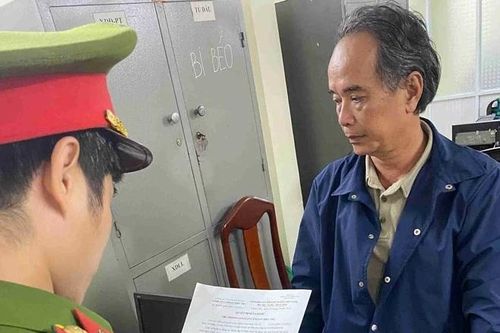 Tạm giữ người đàn ông đánh tới tấp vào đầu tài xế taxi sau va chạm giao thông
