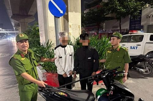 Khống chế 2 đối tượng mang theo kiếm hành hung người đi đường