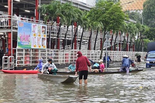 Nhiều tuyến đường quốc lộ, đô thị ngập sâu, có đoạn sạt lở gây tắc đường