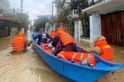 Hàng ngàn CBCS Công an Huế tích cực hỗ trợ người dân sơ tán trong mưa lũ
