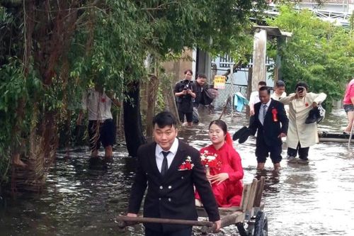 Đà Nẵng: Đám cưới giữa vùng lũ khiến nhiều người xúc động