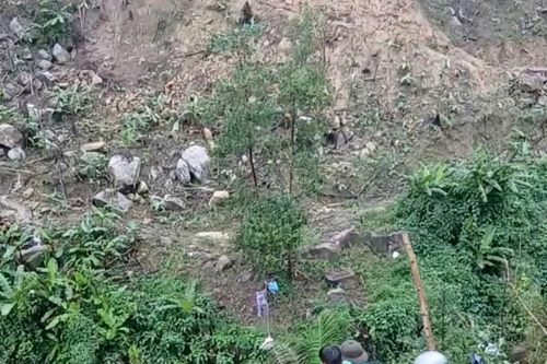 Tiếp tế lương thực cho 10 người dân bị cô lập dài ngày do đi làm rẫy