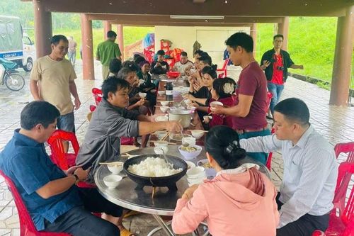 Bữa cơm ấm áp giữa ngày mưa lũ của đồng bào Hrê