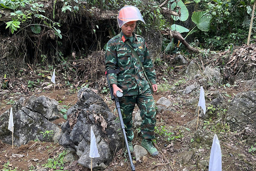 Bám biên cương làm hồi sinh đất