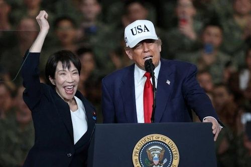 Thăm tàu sân bay, Tổng thống Donald Trump tuyên bố Mỹ đang chuyển tên lửa cho Nhật Bản