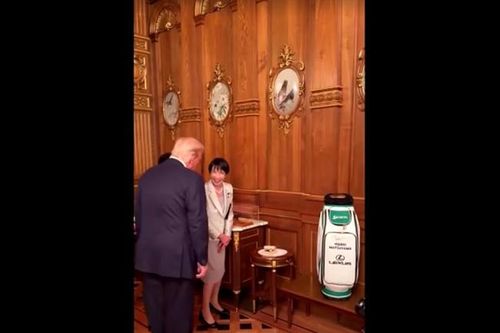 Thủ tướng Nhật Bản tặng Tổng thống Trump gậy golf của ông Abe
