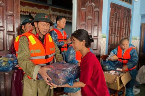 Cứu trợ kịp thời người dân khu vực bị lũ cô lập