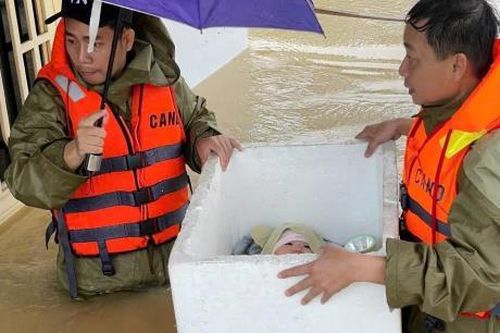 Công an xã Hòa Vang kịp thời đưa 15 người dân ra khỏi vùng lũ ngập sâu