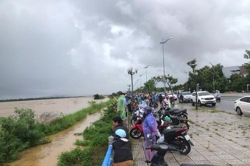 Quảng Ngãi giải cứu nhiều người dân mắc kẹt trên sông Trà Khúc