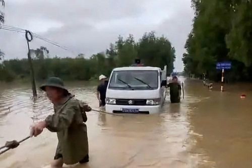Kịp thời hỗ trợ sản phụ vượt qua vùng lũ đến bệnh viện
