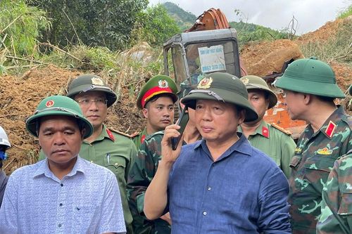 Phó Thủ tướng Trần Hồng Hà điện thoại trực tiếp cho người dân vùng đang bị chia cắt giao thông