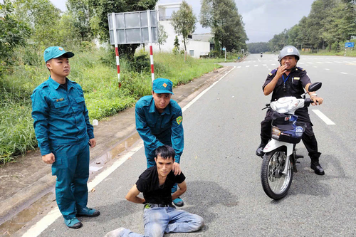 Dân quân phường Thới Hòa (TP Hồ Chí Minh) truy đuổi, bắt giữ đối tượng trộm cắp tài sản