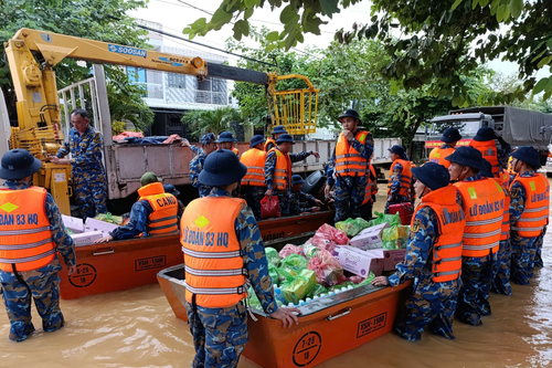 Lữ đoàn Công binh 83 và Chi đội Kiểm ngư số 3 hỗ trợ người dân vùng lũ Đà Nẵng