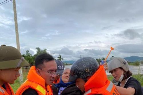 Công an xã Hòa Tiến tiếp tế lương thực, đưa người già, trẻ em ra khỏi vùng ngập lụt