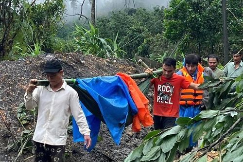 Khiêng võng băng 20km đường rừng sạt lở đưa 3 người đi cấp cứu trong đêm