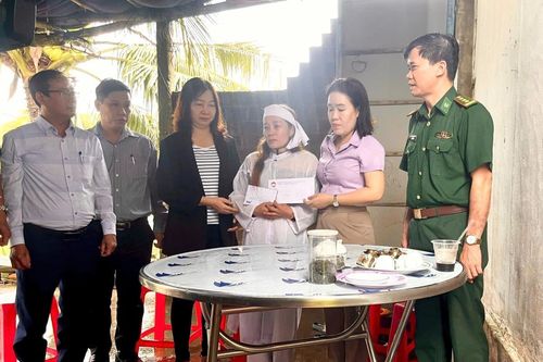 Trao tiền hỗ trợ cho các gia đình ngư dân bị nạn trên biển