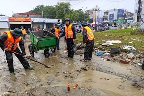 Dọn rác sau lũ