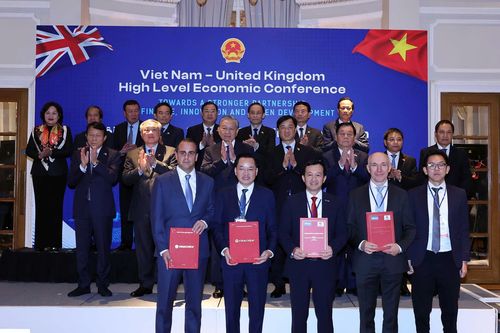 Tập đoàn Hóa chất Việt Nam (Vinachem) ký kết hợp tác với Tập đoàn Robertet (Vương quốc Anh) dưới sự chứng kiến của Tổng Bí thư Tô Lâm