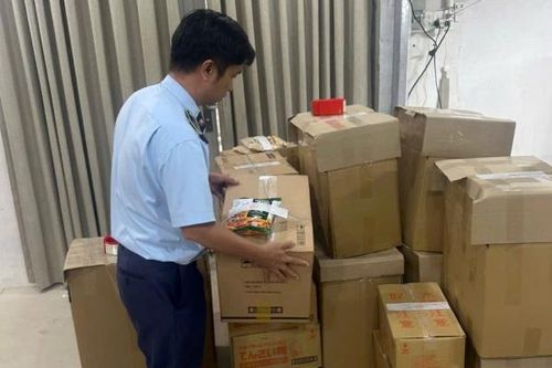 TP Hồ Chí Minh: Phát hiện hơn 1.000 sản phẩm thực phẩm 'ba không'