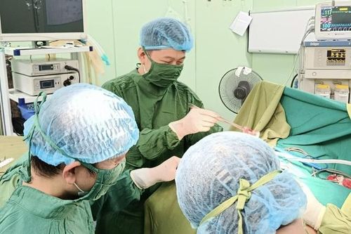 Bác sĩ 'trả lại' hậu môn về đúng vị trí cho bé 3 tuổi