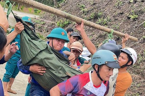Huy động cáng tạm, dây thừng và phương tiện thô sơ đưa người dân vùng sạt lở đi cấp cứu