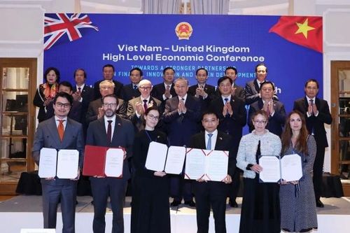 Việt Nam và Liên hiệp Vương quốc Anh và Bắc Ireland trao các văn kiện hợp tác tài chính