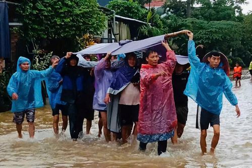 Kịp thời đưa người bị tai biến đi cấp cứu giữa lúc nước lũ dâng cao