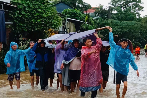 Vùng lũ Quảng Ngãi: Đưa người đàn ông 61 tuổi bị tai biến đi cấp cứu kịp thời