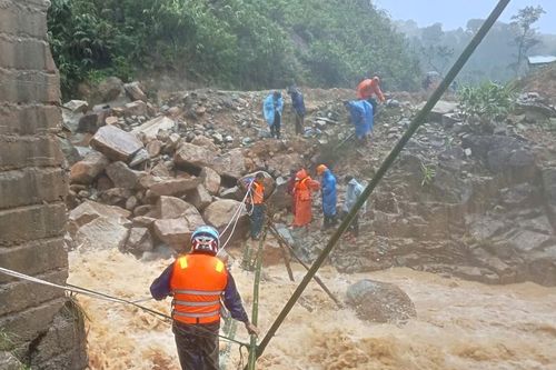 Thót tim cảnh đưa cô giáo vùng cao mang bầu đi sinh