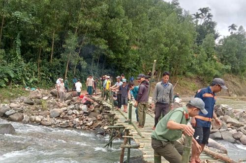 Quảng Ngãi: Cầu tre được dựng lại, 34 hộ dân thoát cảnh chia cắt