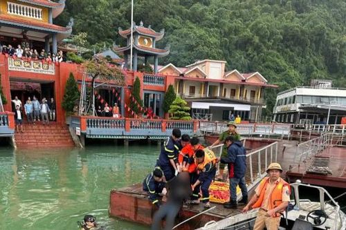 Tìm thấy thi thể người đàn ông bước lên cầu thì bị trượt chân ngã xuống hồ
