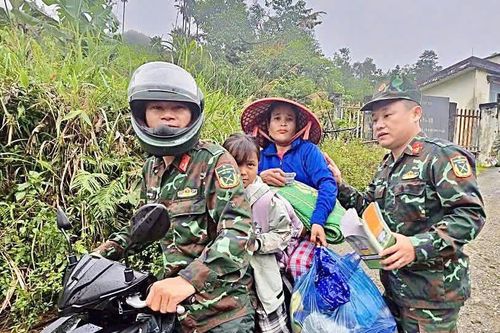 Vết nứt xuất hiện giữa khu dân cư, di dời khẩn cấp hàng trăm người ở Quảng Ngãi