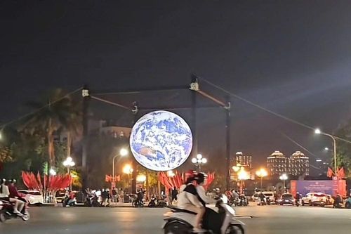 Giới trẻ phát sốt với 'quả địa cầu khổng lồ' ở Hồ Tây