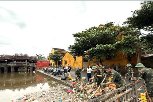 'Chiến binh' làm sạch phố cổ Hội An