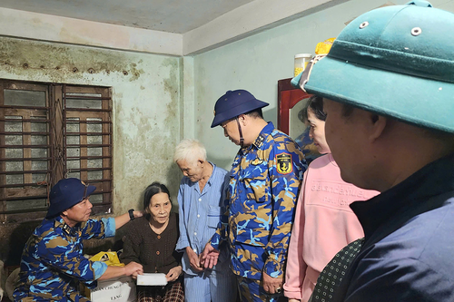 Vùng 3 Hải quân hỗ trợ nhân dân TP Đà Nẵng và TP Huế khắc phục hậu quả sau mưa lũ