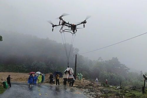 Lực lượng Công binh dùng thiết bị bay tiếp tế lương thực cho người dân